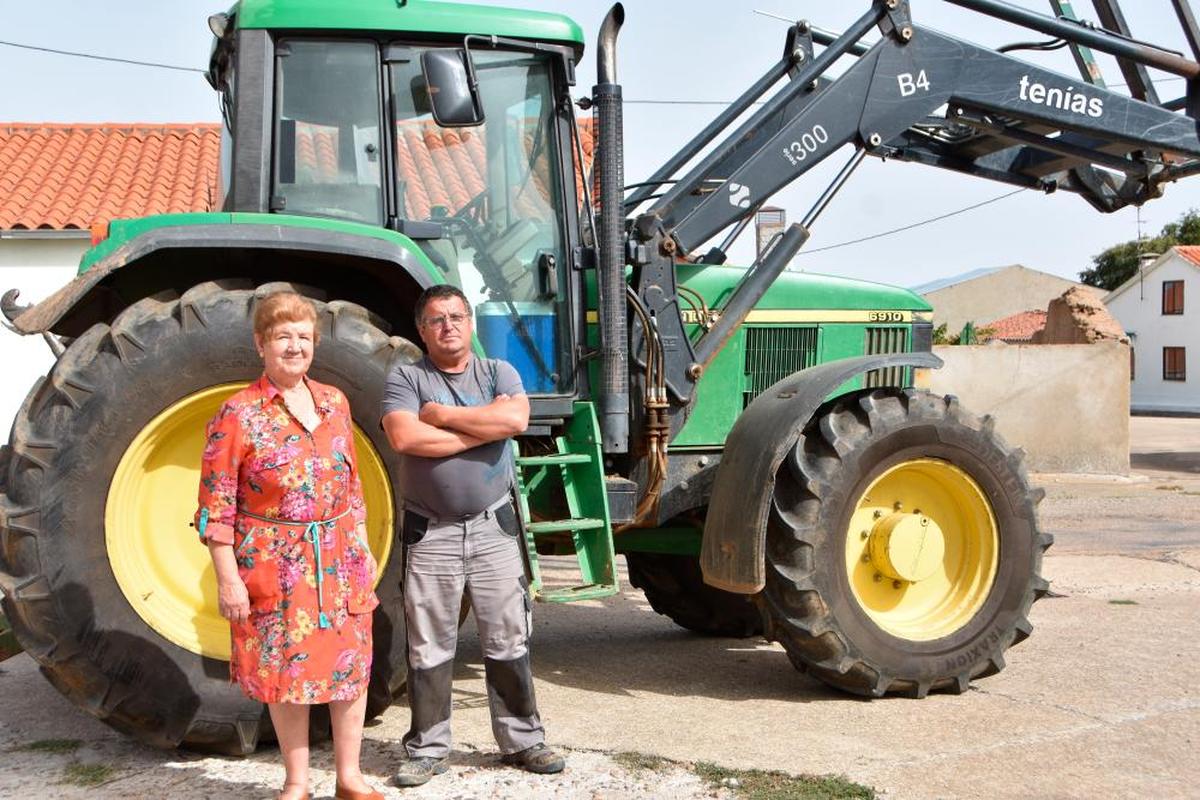 Florencia Martín, la alcaldesa, con Ramón Benito, uno de los ganaderos más jóvenes del pueblo.