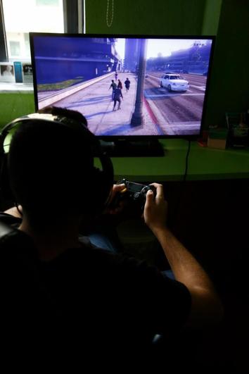 Un joven jugando en su habitación a la consola