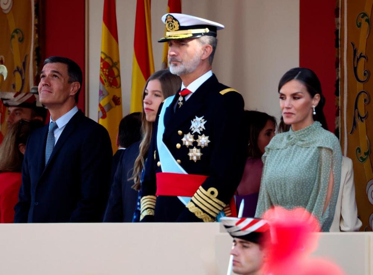 Pedro Sánchez y Felipe VI en el palco del desfile | E.P.