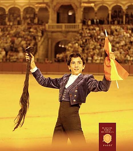 Marco Pérez pasea sus trofeos en el coso sevillano.