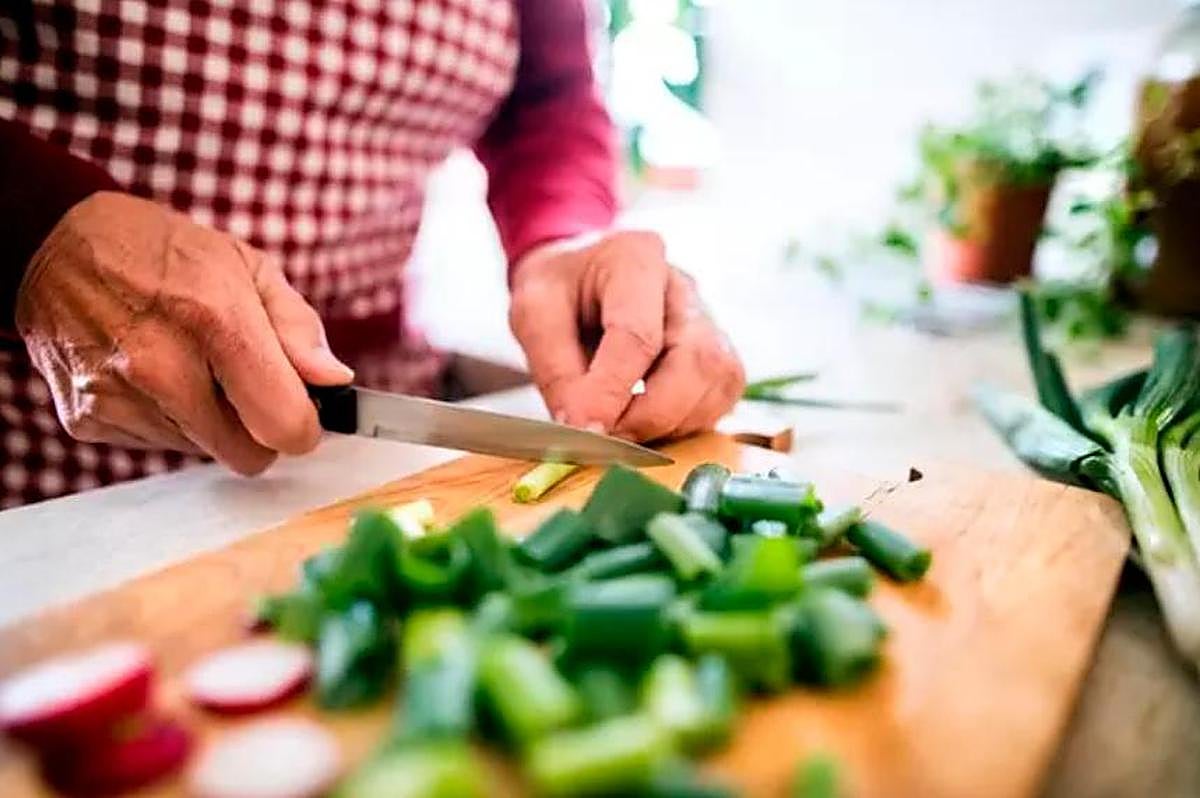 Hombre prepara comida en casa