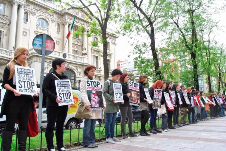 Una protesta de animalistas del Pacma.