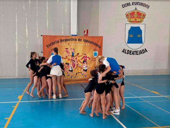 Las niñas de gimnasia rítmica de la Escuela Deportiva de Aldeatejada, abrazándose a sus entrenadoras.