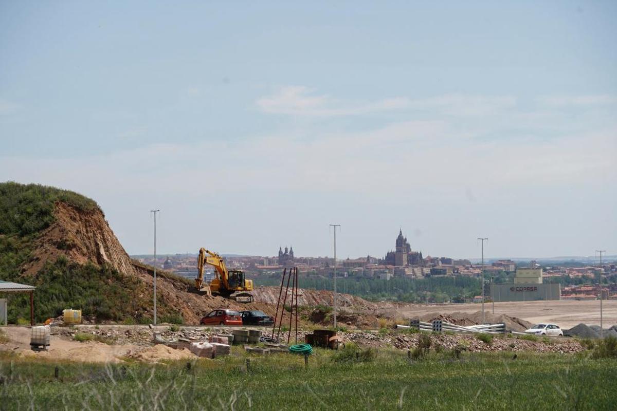 Obras de urbanización de Peña Alta, donde se construirá el futuro Puerto Seco