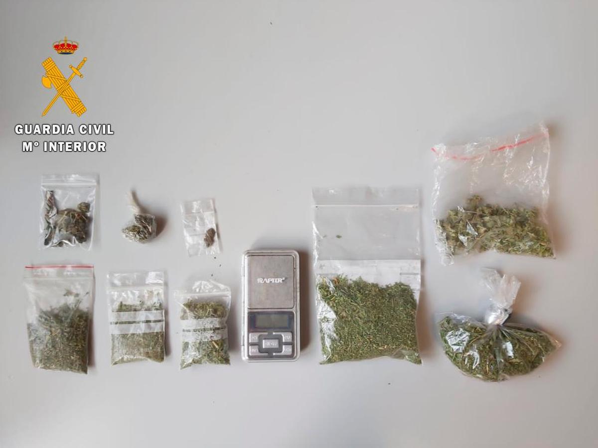 Báscula electrónica y bolsas de marihuana intervenidas por los investigadores