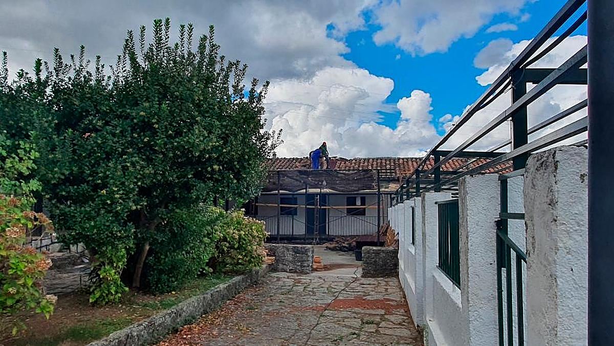 El Ayuntamiento de Candelario acomete ya la mejora de la cubierta de la piscina a la que se unirán los obreros del programa Eltur. TEL
