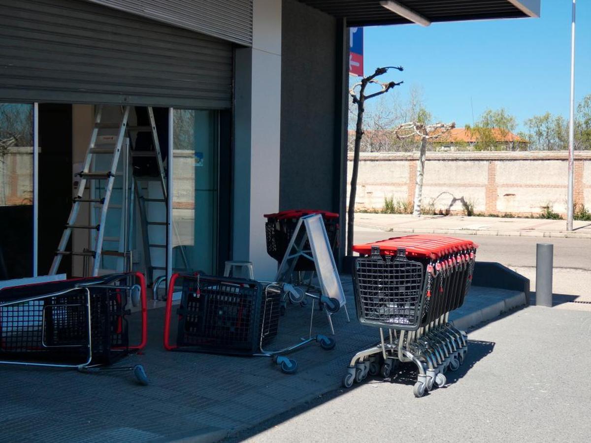 Carros volcados a la puerta de un supermercado de Peñaranda donde intentaron robar