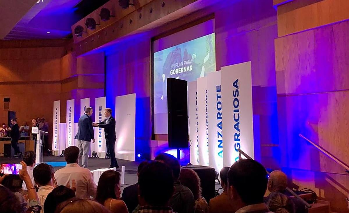 El presidente del PP, Alberto Núñez Feijóo, y su homólogo en Canarias, Manuel Domínguez, durante la convención en Las Palmas de Gran Canaria