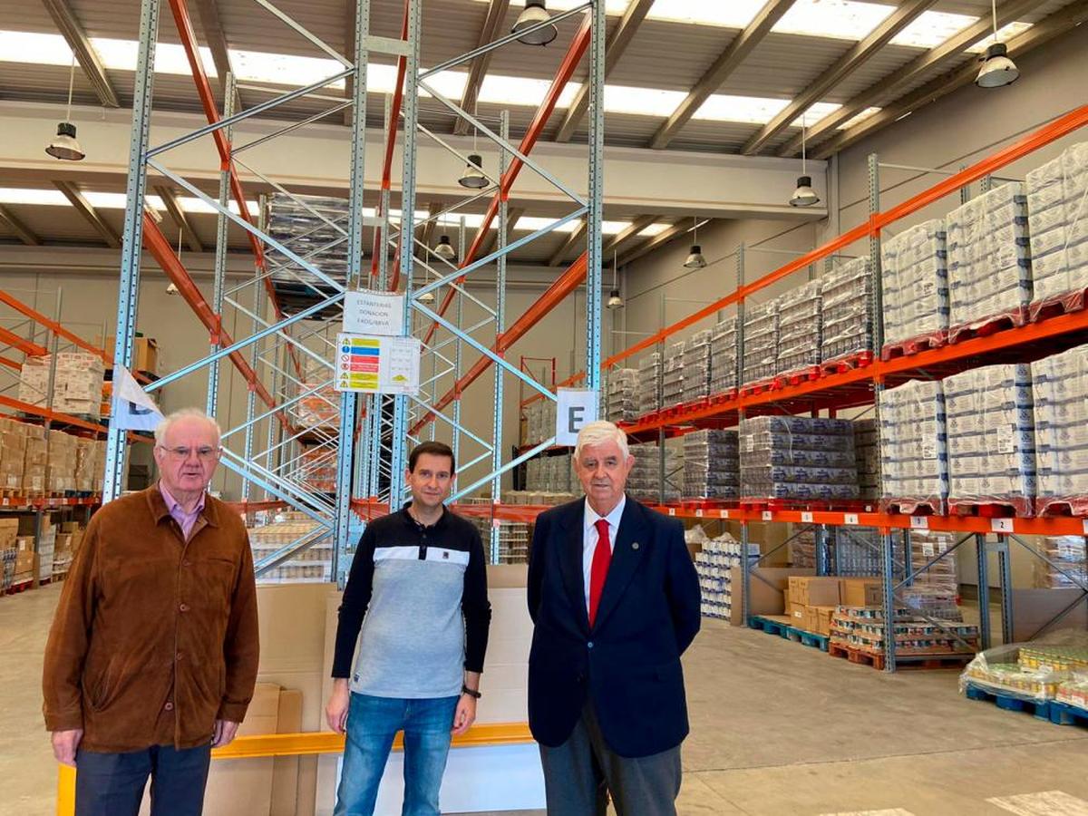 Gil Gil Sánchez, Ramón y Godofredo García junto a una estantería vacía.