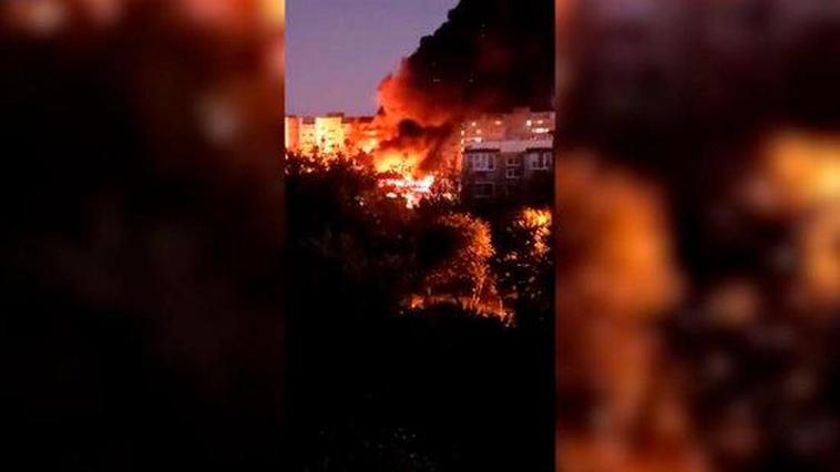 Incendio generado a causa del impacto del caza ruso.