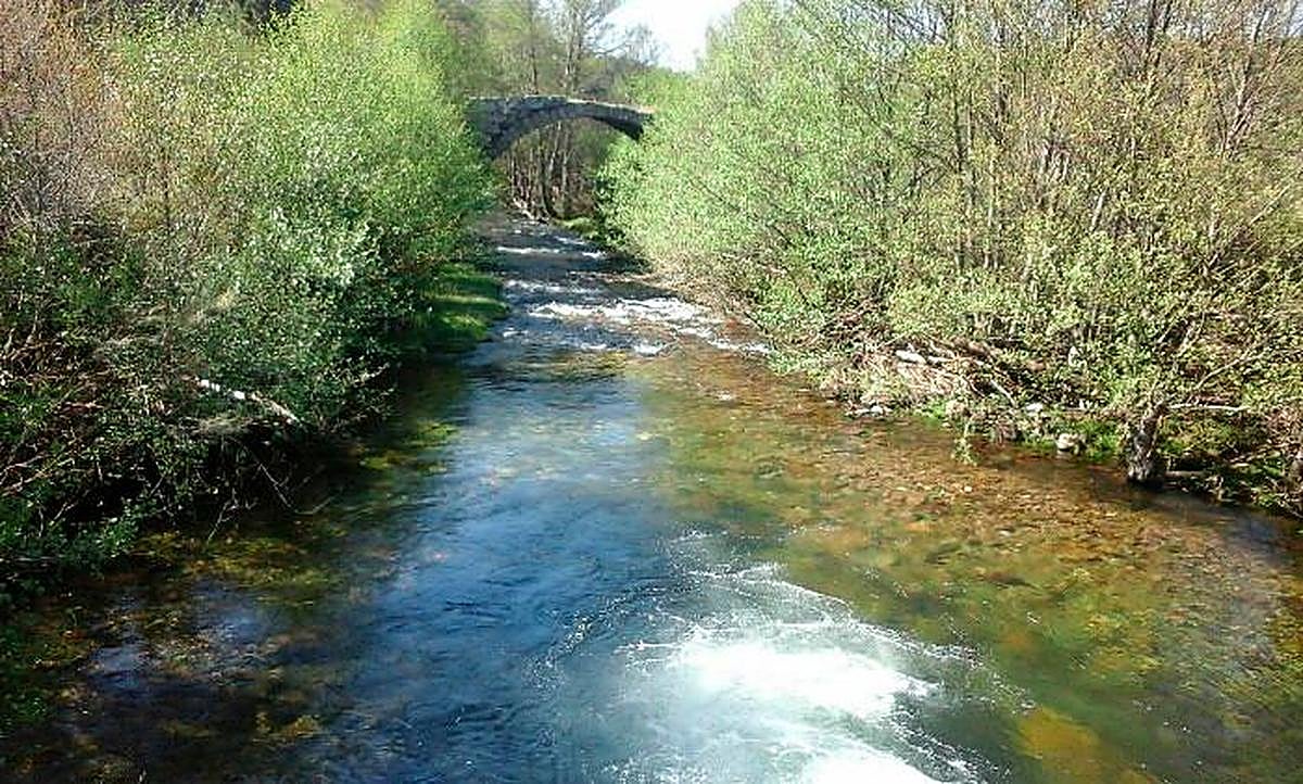 Con un único arco, en la localidad de El Payo se puede visitar este antiguo puente también llamado ‘romano’
