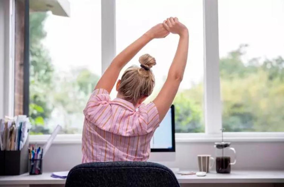 Una mujer teletrabajando