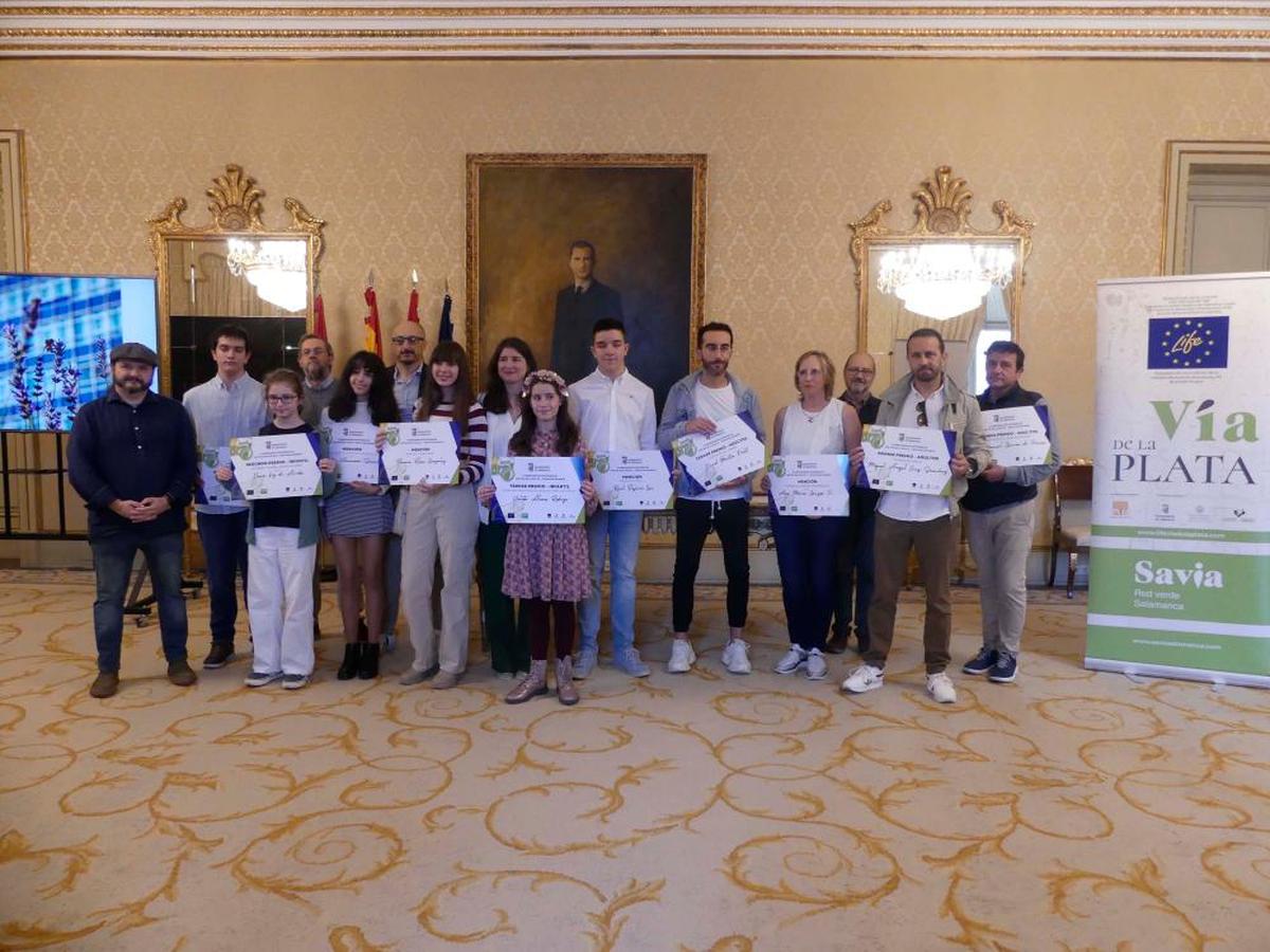 Los ganadores del concurso junto a parte del jurado y a la concejala Myriam Rodríguez