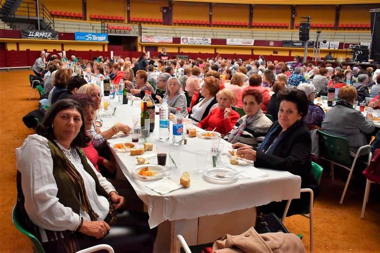 Más de trescientas mujeres se citaron en la plaza de toros cubierta de Alba de Tormes