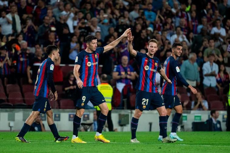 Los jugadores del Barcelona celebran uno de los goles