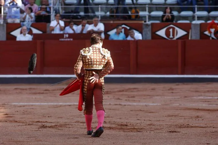 López Chaves lanza la montera tras brindar al público en la plaza de toros de La Glorieta durante la pasada Feria taurina. ALMEIDA