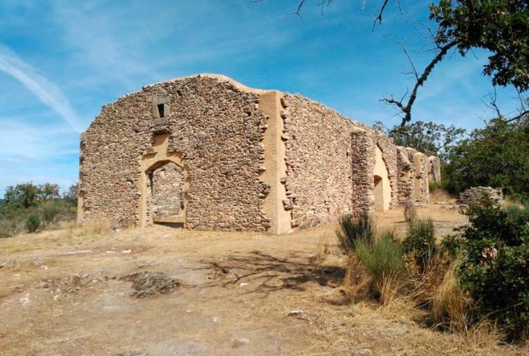 La ermita de San Marcos de La Alberca aparece ante el senderista mientras explora rutas de interés