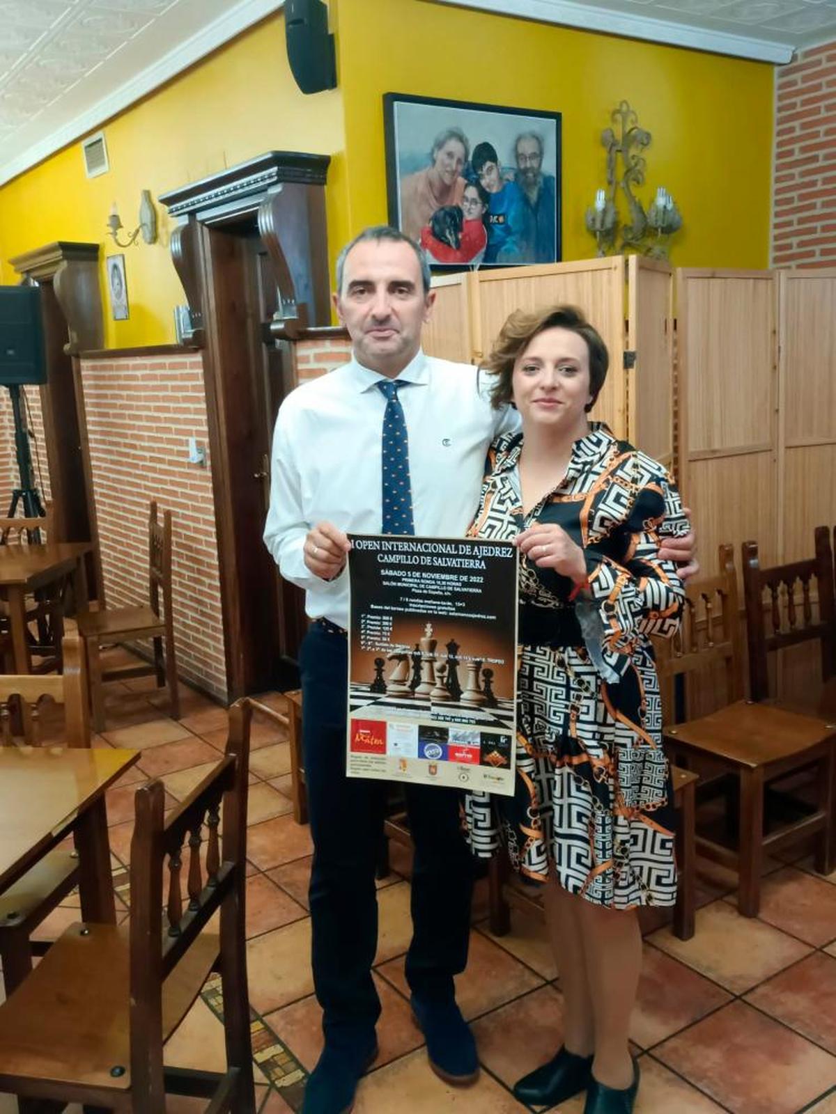 El alcalde, Juan Carlos Tejedor, con María Alberto, del restaurante Matea de Alba