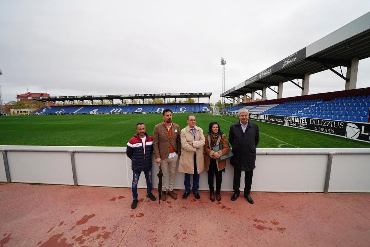 Los concejales Fernando Carabias (centro) y Javier García Rubio (derecha) visitan el Reina Sofía