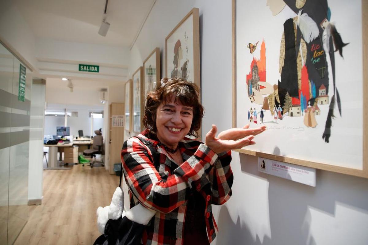 Violeta Monreal, artista e ilustradora, en la sede de ANPE Salamanca mostrando una de sus obras. ALMEIDA