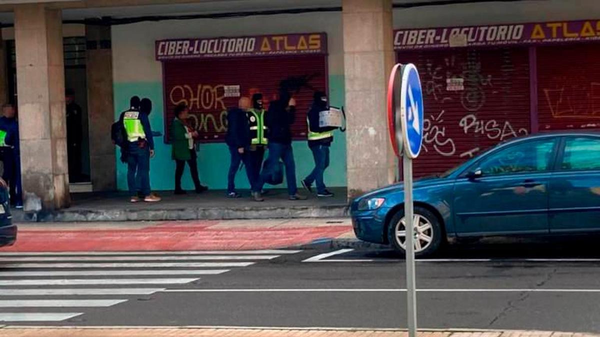 Los agentes durante uno de los registros en la plaza de Barcelona. L.G.