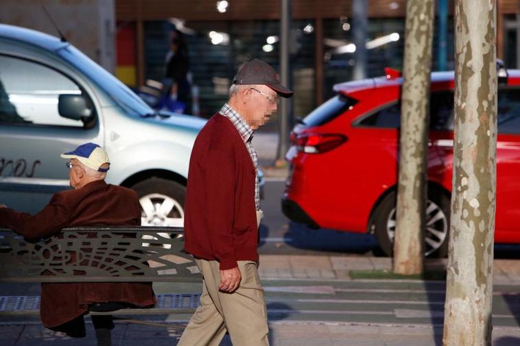 Una persona mayor pasea por una céntrica calle de la ciudad de Salamanca. ALMEIDA