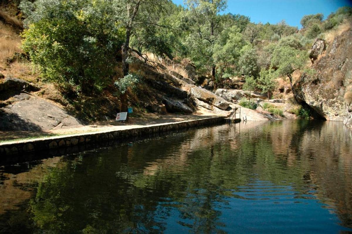 El entorno de Villanueva dispone de merenderos y hasta una piscina natural. casamar