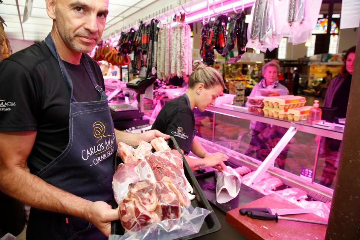 Carlos Macías muestra productos imprescindibles en el cocido.