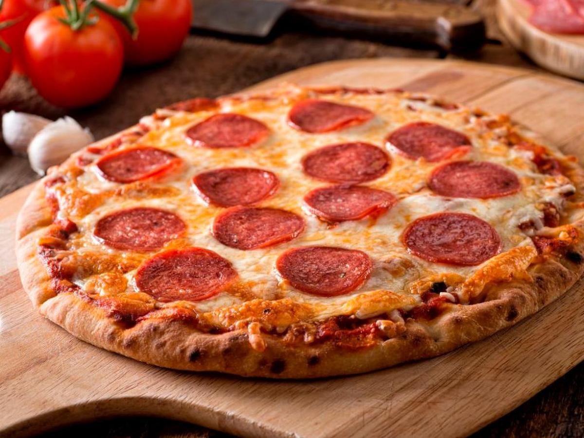 Una pizza con pepperoni.