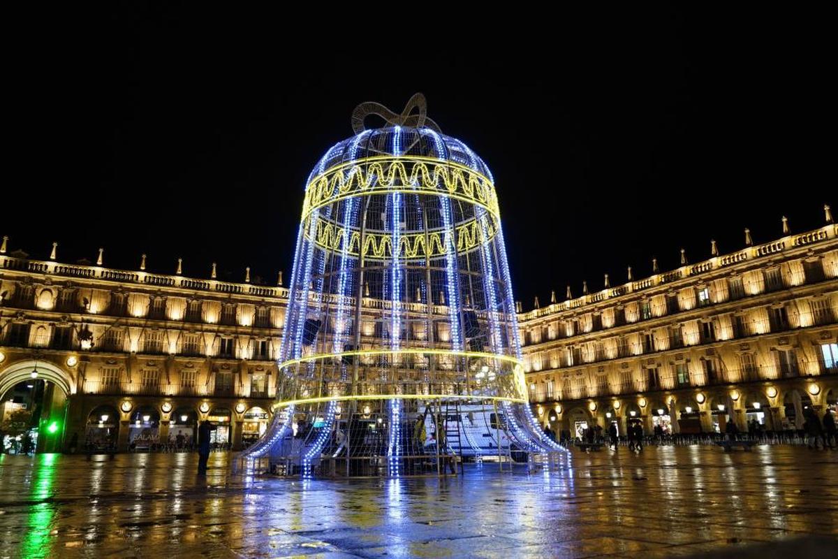 Campana que decoró la Plaza Mayor durante la pasada Navidad.