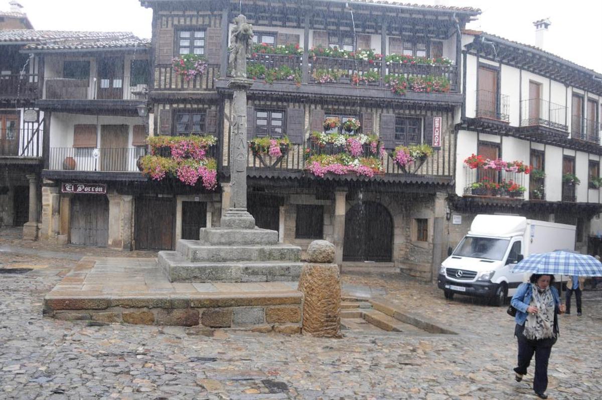 Lluvia en la Plaza Mayor de La Alberca esta pasada semana.