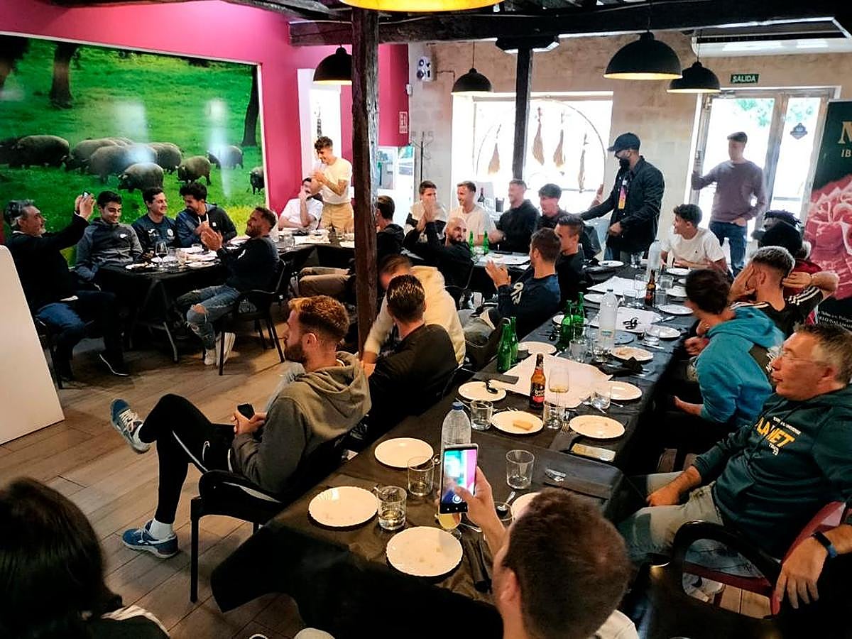 Los jugadores del Guijuelo siguiendo en directo el sorteo.