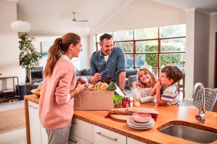 Una familia con su compra de comida semanal