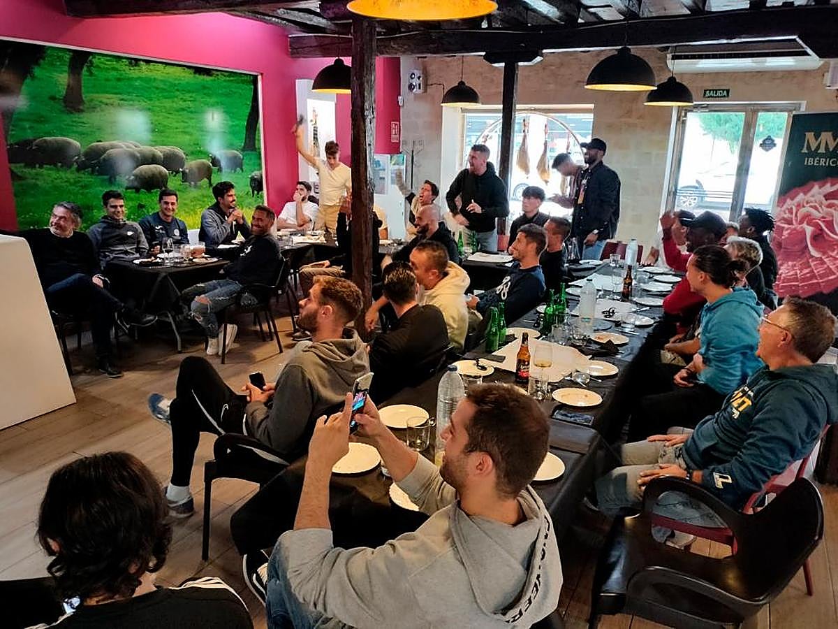 El presidente, cuerpo técnico y jugadores siguieron este lunes en directo el sorteo de la Copa