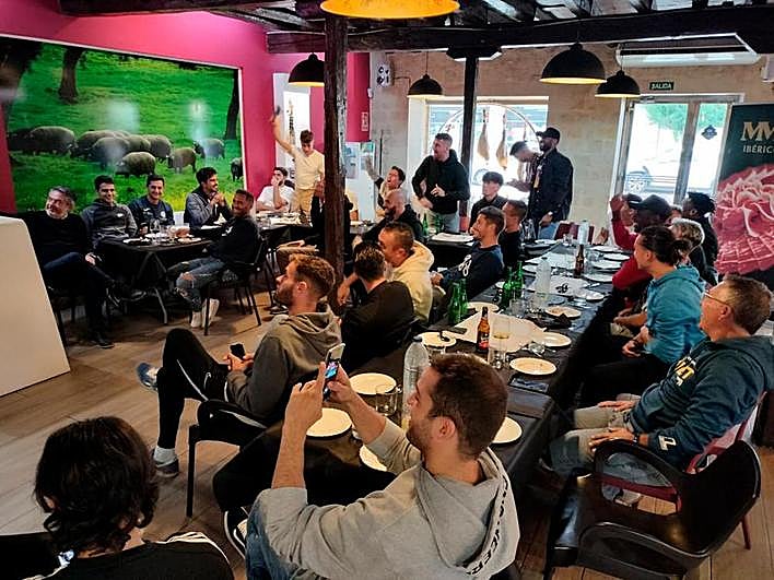 El presidente, cuerpo técnico y jugadores siguieron este lunes en directo el sorteo de la Copa