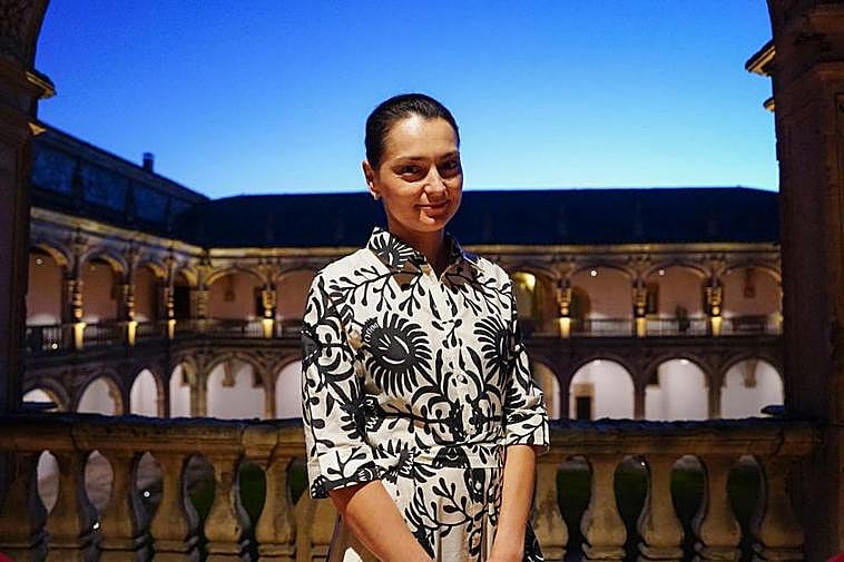 La gran ajedrecista rusa Aleksandra Kosteniuk en el Colegio Arzobispo Fonseca. LAYA