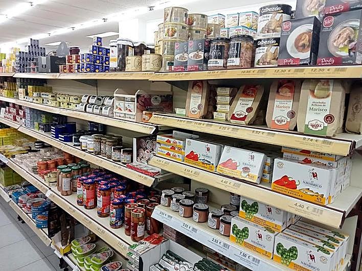 Un lineal de productos en Cooperativa Cívico Militar