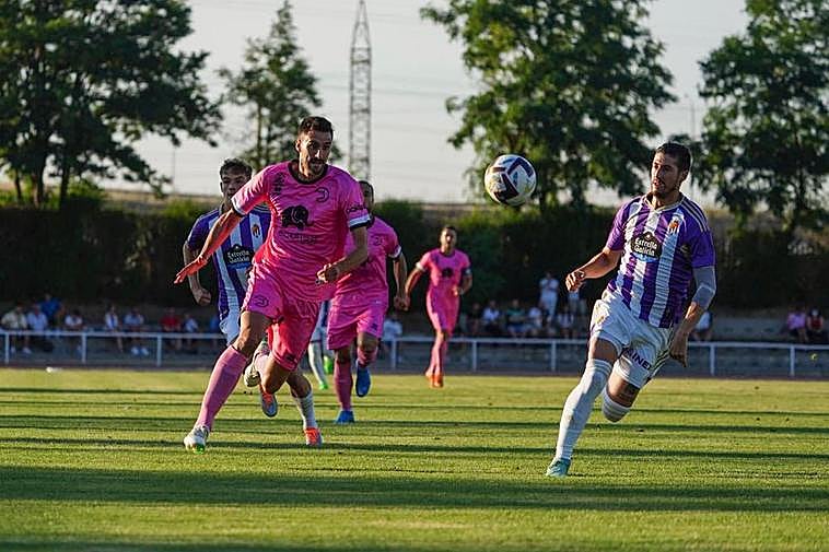 Jesús de Miguel, delantero del Unionistas, en un partido de pretemporada ante el Valladolid.