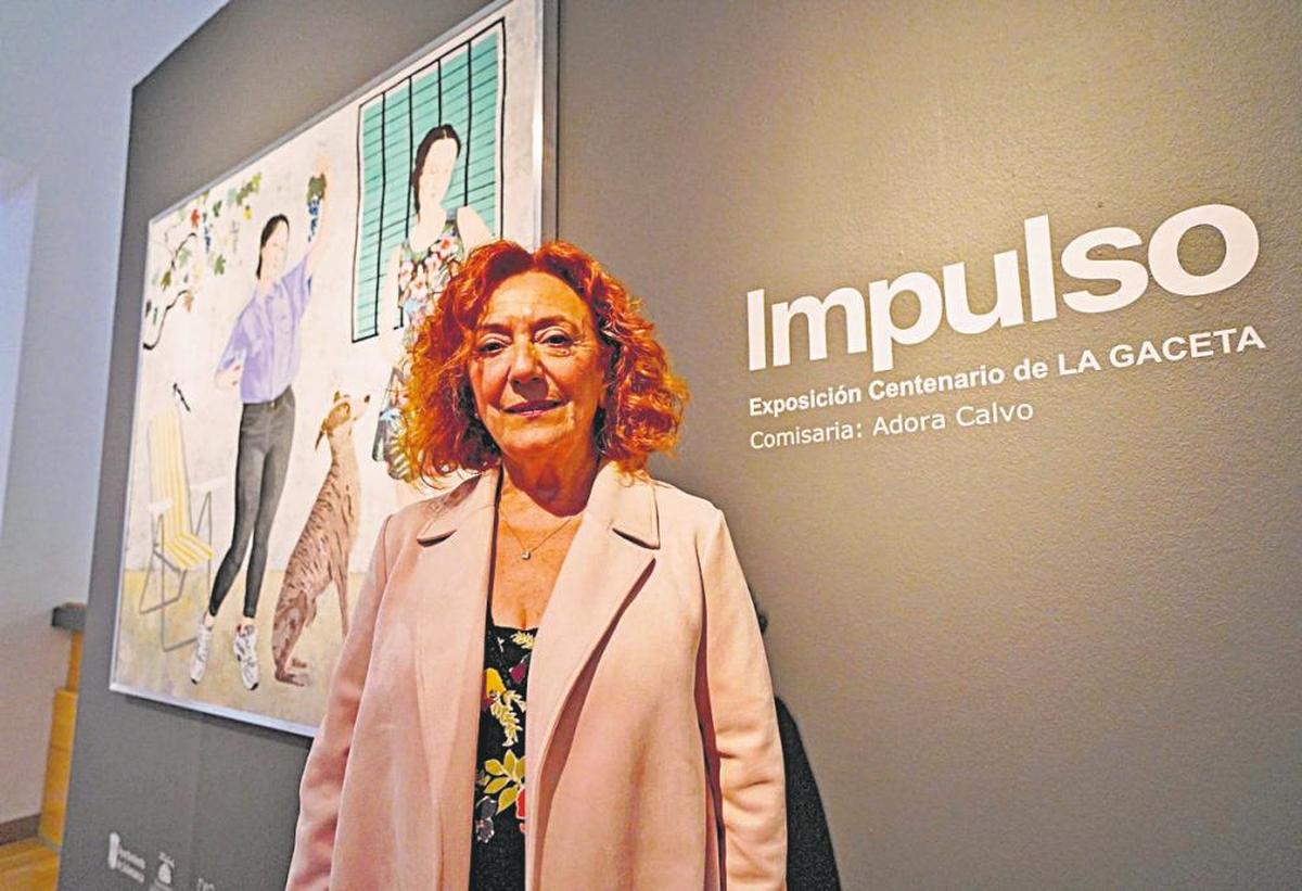 La comisaria de la exposición, Adora Calvo, junto a la obra de Los Bravú