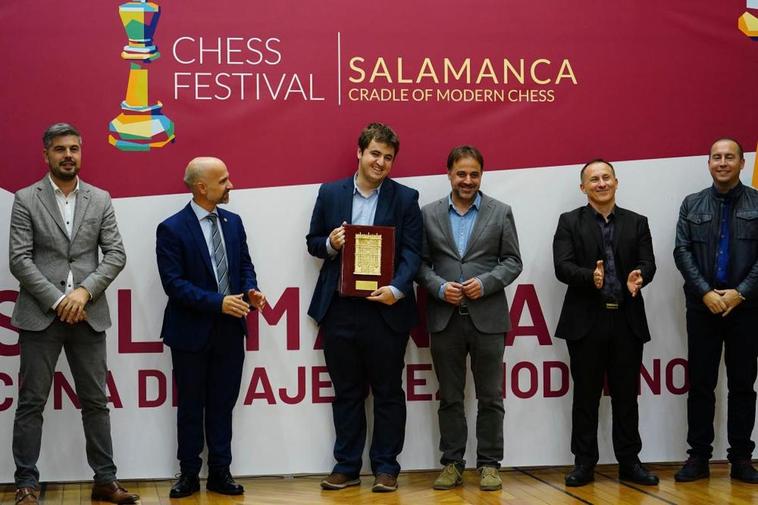 Jaime Santos, con su trofeo de ganador del torneo, en el centro de la imagen junto a los organizadores