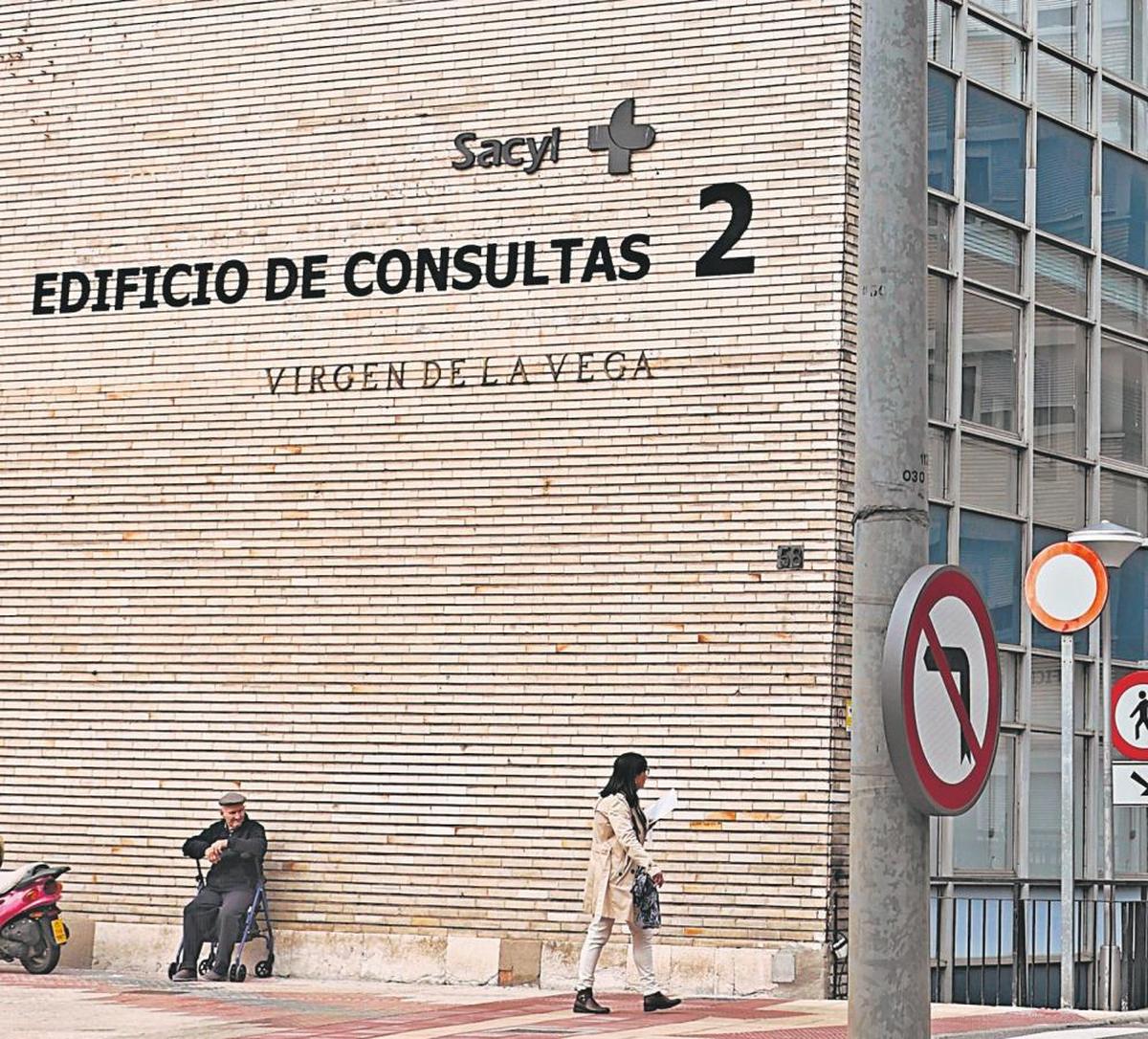 Fachada del Edificio de Consultas del Hospital Virgen de la Vega