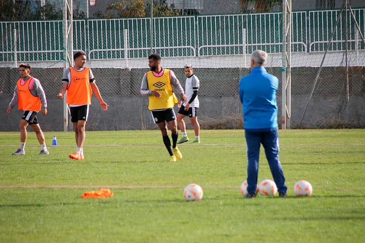 María Hernández observa atentamente el entrenamiento, mientras los jugadores Joel y Pablo de Castro dialogan. LAYA