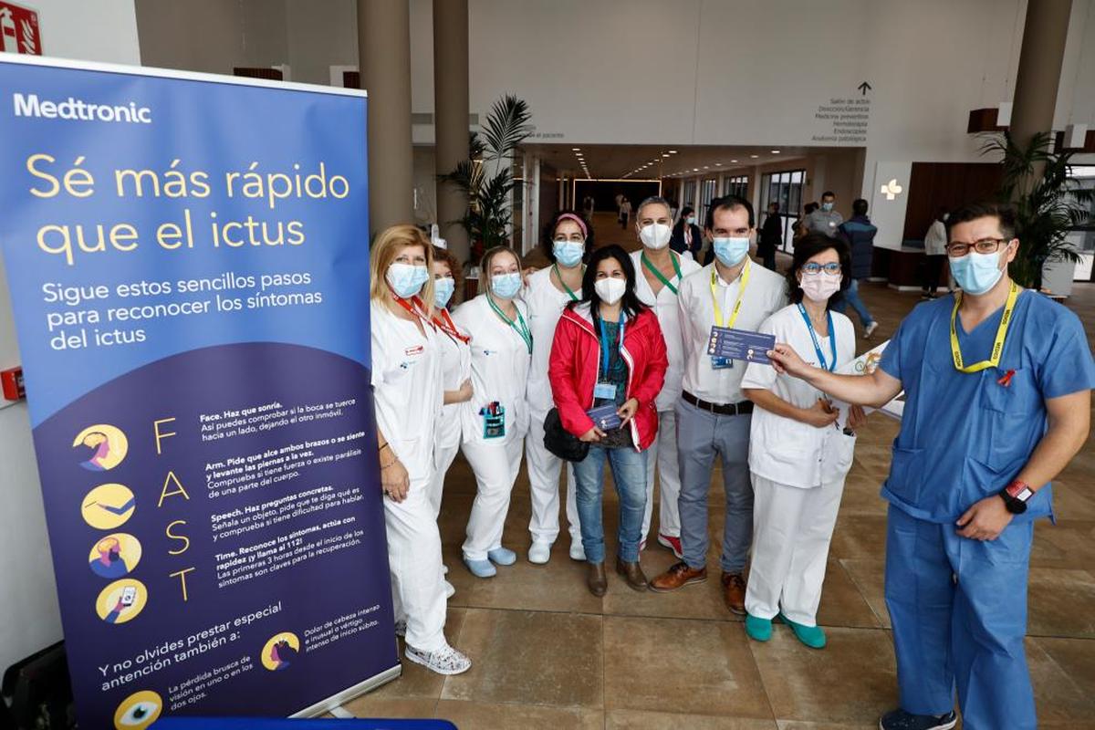 Neurólogos, radiólogos y Enfermería en el hall del Hospital. ALMEIDA