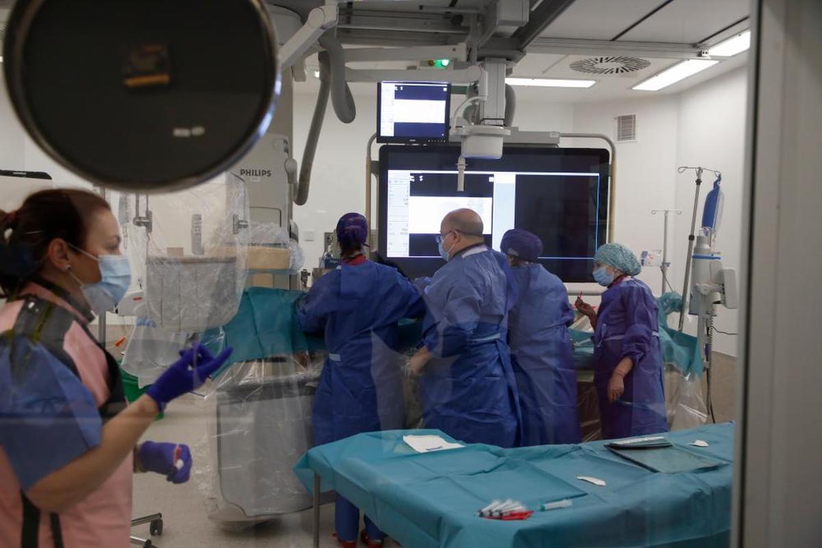 Profesionales sanitarios durante una intervención en el Hospital de Salamanca.