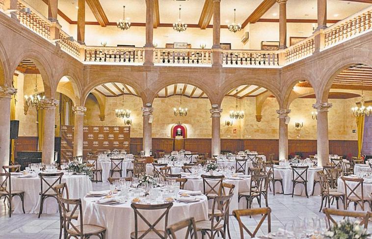 Claustro neorrenacentista en el Casino de Salamanca con un evento preparado