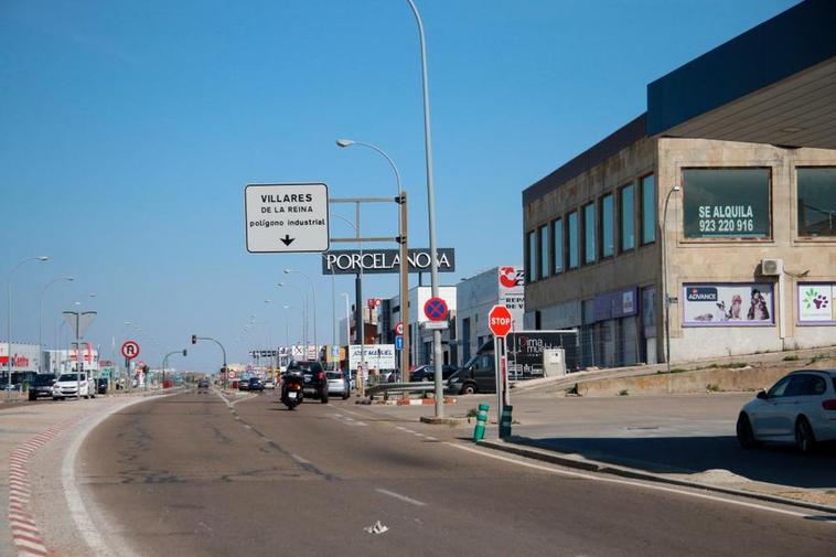 El acceso principal a la travesía del polígono industrial de Villares de la Reina. EÑE