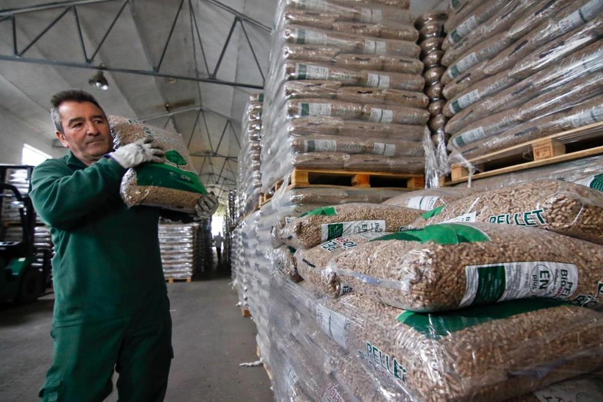 Un trabajador de un almacén de pellet en Salamanca traslada un saco.