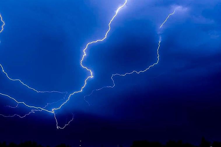 Un relámpago ilumina el cielo.