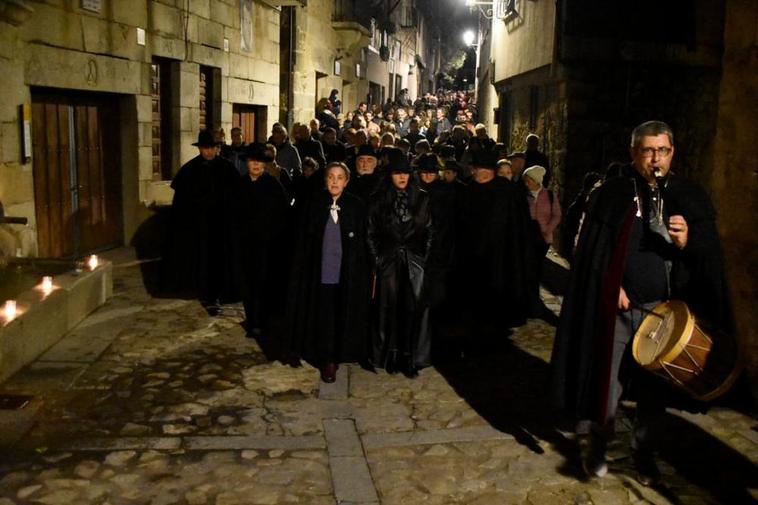 Las mozas de ánimas, Rocío Hernández y Sagrario Sánchez, junto con Antonio Cea, la corporación, tamborileros, vecinos y visitantes fotos CASAMAR