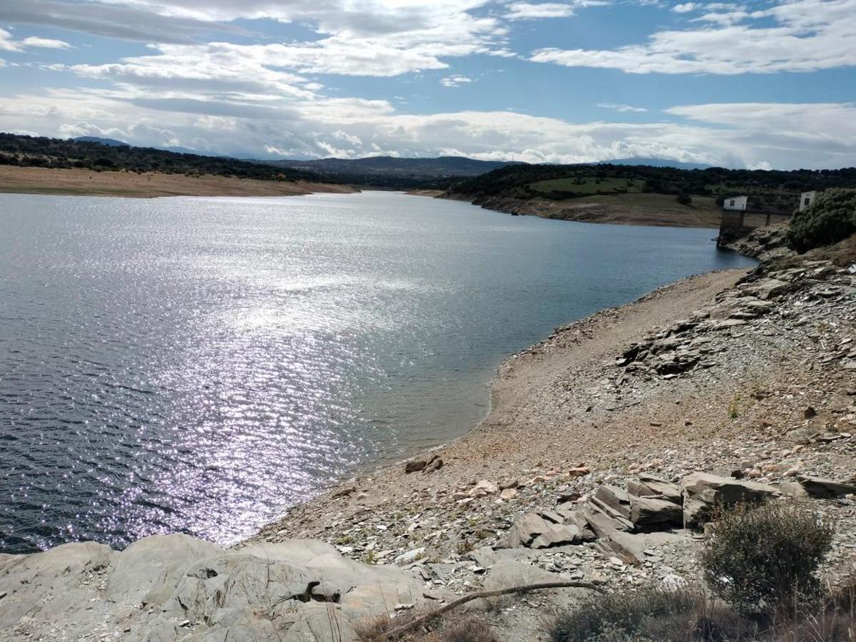 Imagen del pantano de Santa Teresa con el puente viejo ya cubierto por el agua de las últimas lluvias. TEL